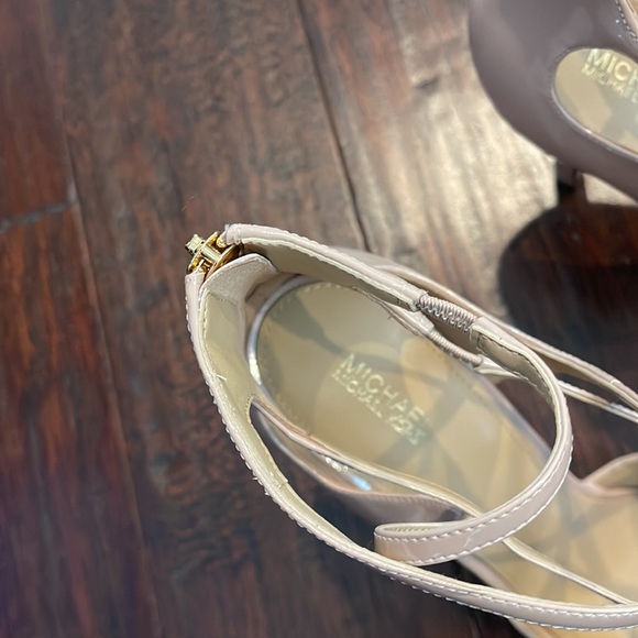 NWT Gorgeous Strapy Cream Michael Kors Heels - Picture 6 of 8